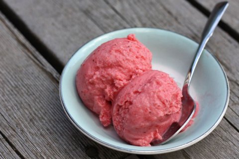 strawberry frozen yogurt